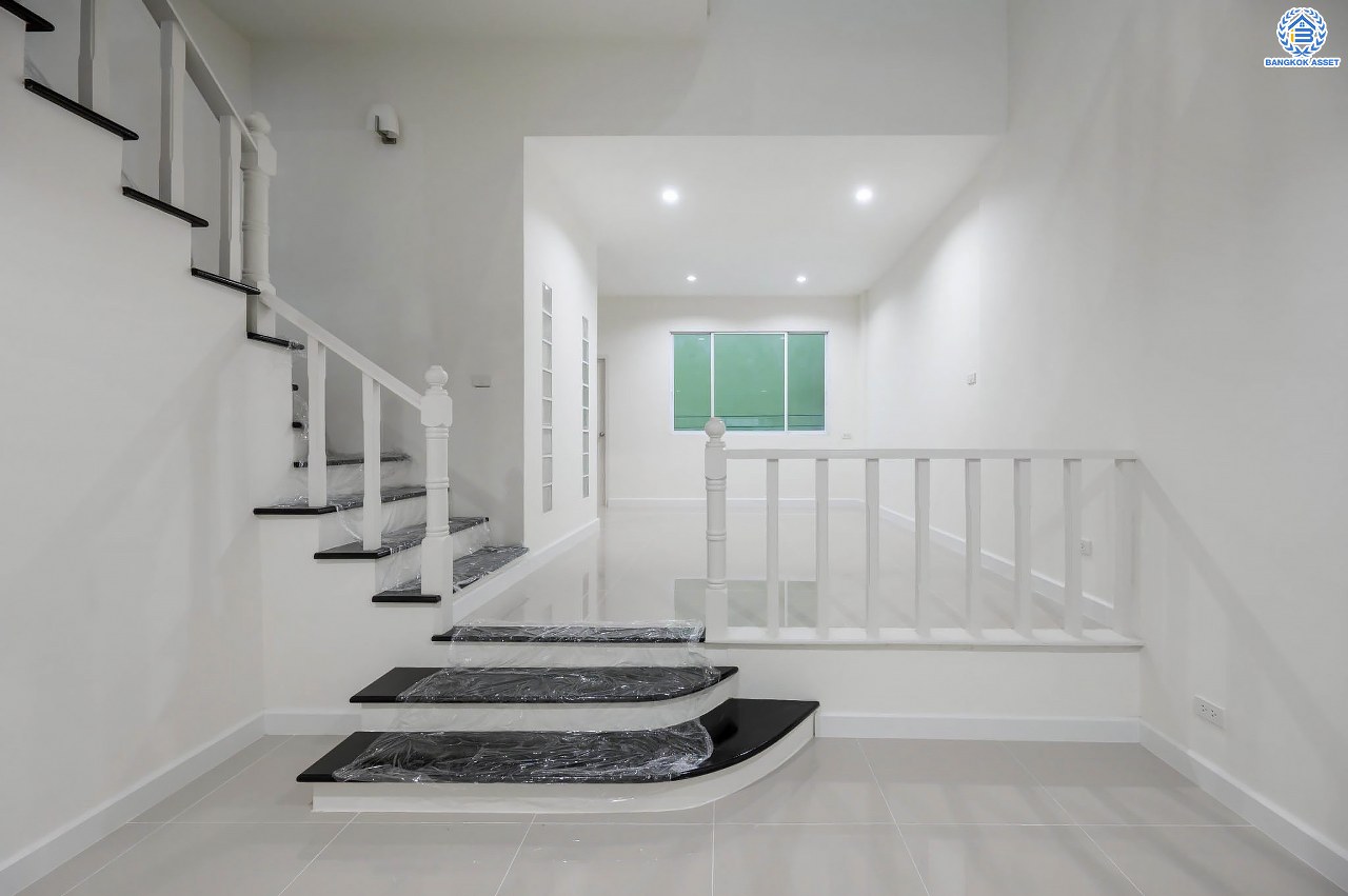 บ้านมือสองตกแต่งใหม่ ทาวน์โฮม 3 ชั้น โครงการ พรีเมี่ยมเพลส รามอินทรา เนื้อที่ 21.2 ตร.ว. ฟังก์ชัน 3 ห้องนอน 4 ห้องน้ำ 2 ที่จอดรถ ทำเลใจกลางเมือง เชื่อมต่อทั้ง ถ.ประเสริฐมนูญกิจ, ถ.ลาดพร้าว, ถ.รามอินทรา ใกล้ทางด่วน "รามอินทรา" และรถไฟฟ้าสายสีชมพู "สถานีมัยลาภ"